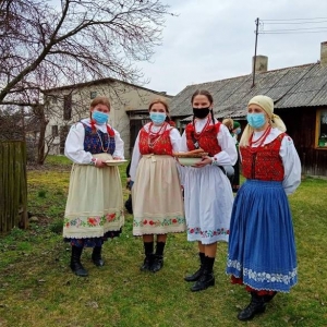 Zdjęcie przedstawia cztery kobiety w strojach ludowych