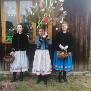 Zdjęcie przedstawia trzy młode dziewczyny w strojach ludowych